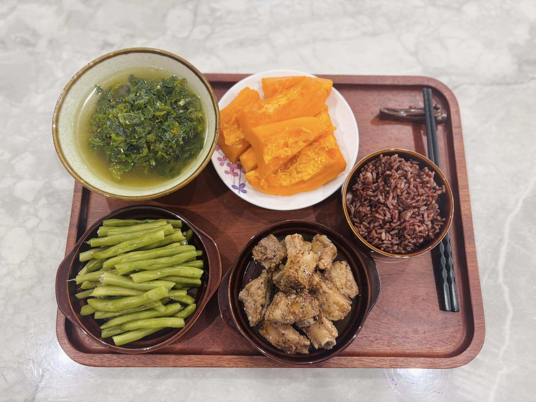 Cơm gạo lứt nấu với đậu gà, hạt sen - Sườn rim nước dừa - Đậu hấp - Canh cải xoăn