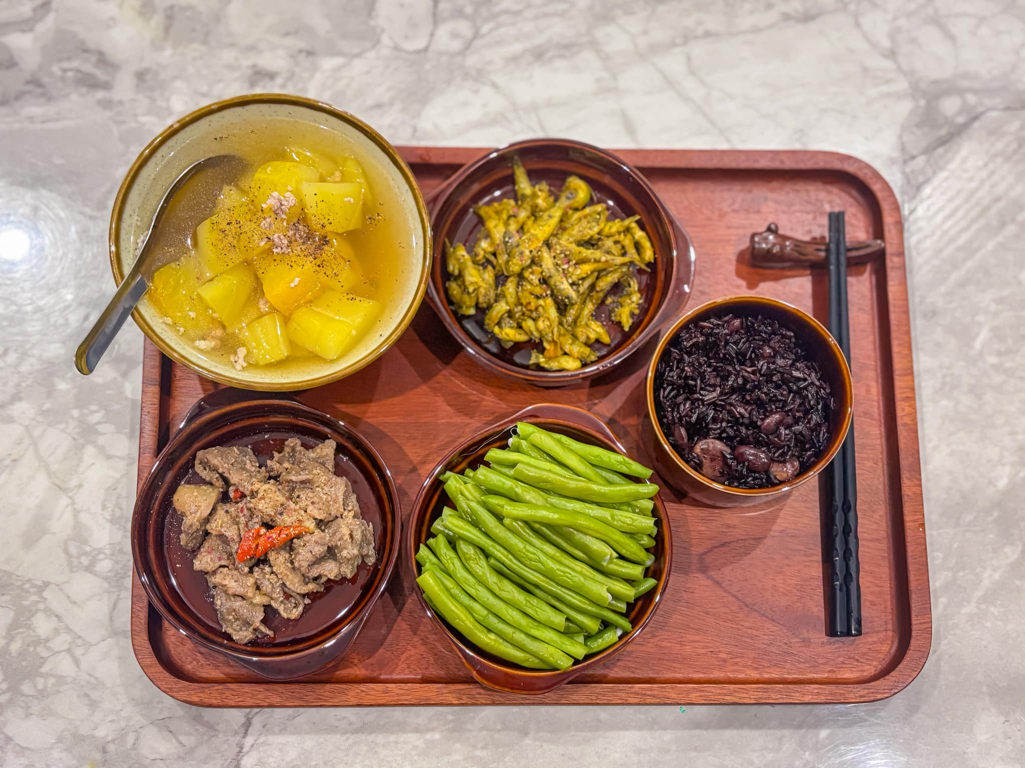 Cơm gạo lứt nấu với đậu gà, hạt sen - Thịt kho tiêu - Đậu que hấp - Canh đu đủ thịt bằm