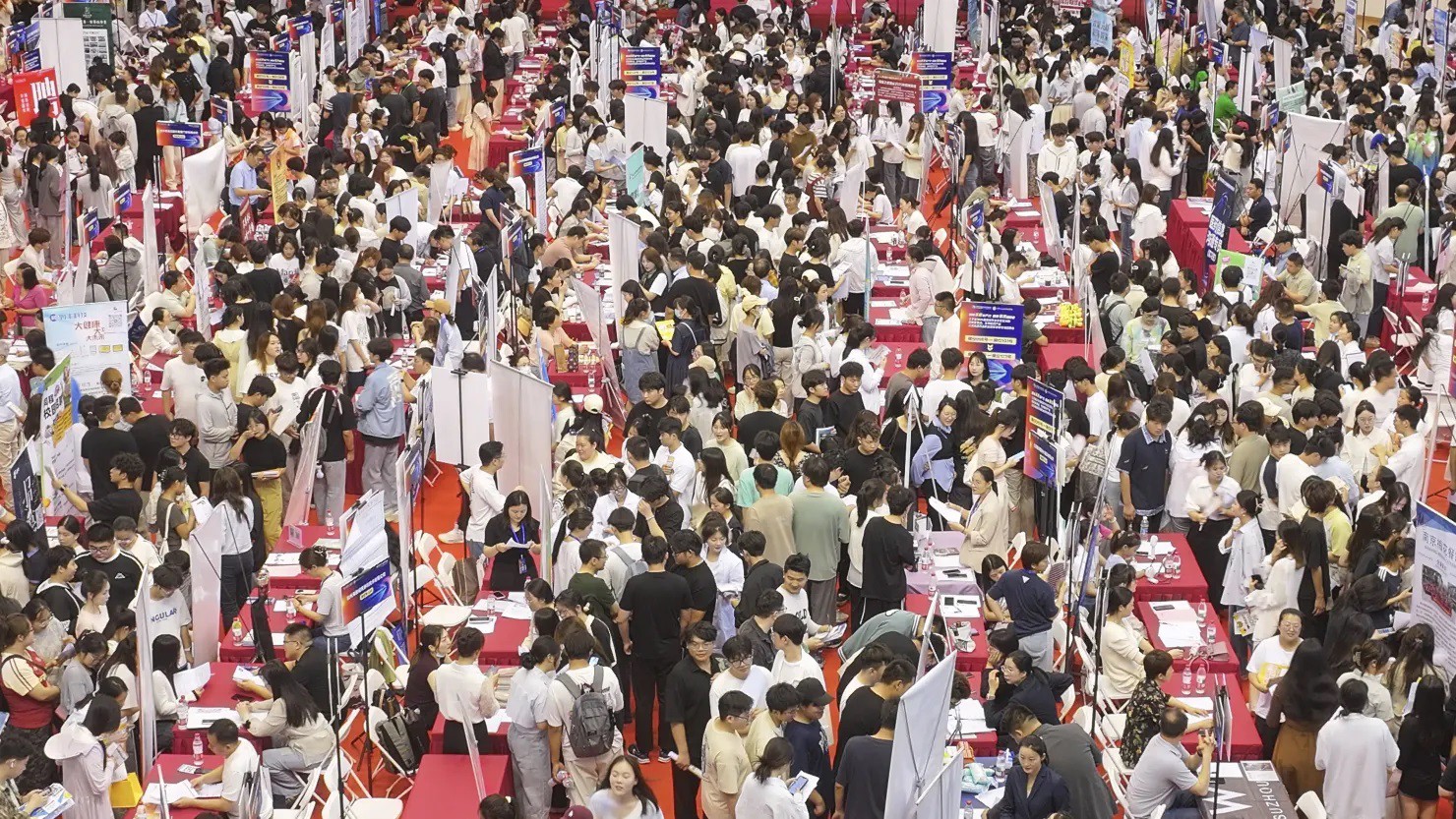 Sinh viên tốt nghiệp đại học năm 2025 tại hội chợ việc làm đặc biệt dành cho ngành thực phẩm và y sinh mới ở thành phố Hoài An, tỉnh Giang Tô, Trung Quốc, vào ngày 8 tháng 6 năm 2025.