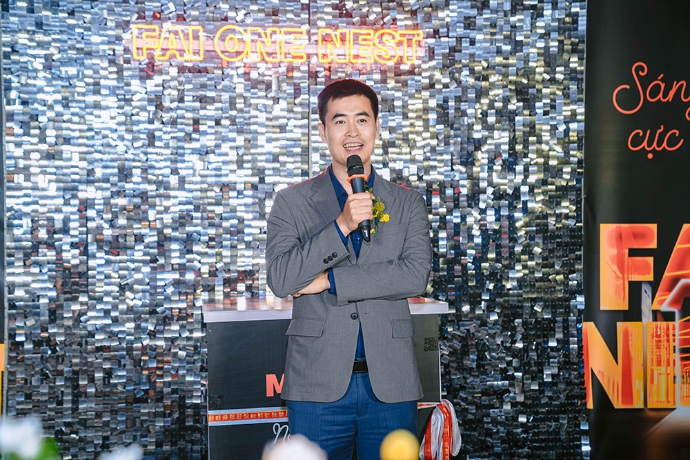 Thầy Vũ Chí Thành phát biểu về việc nâng cấp môi trường đào tạo tại buổi lễ khai trương