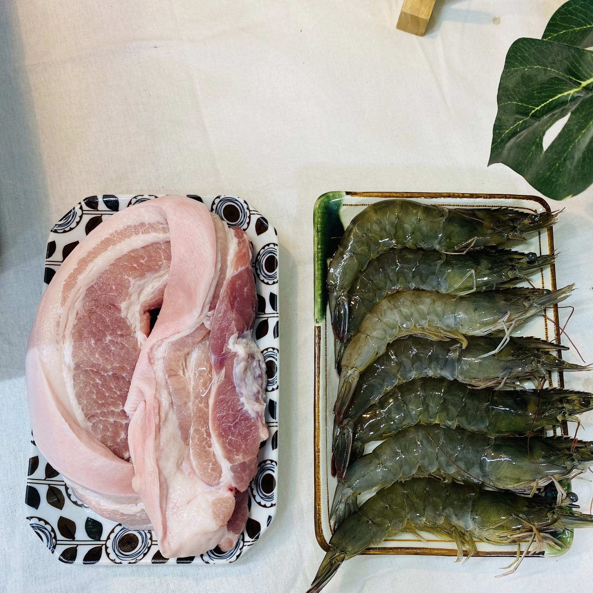 Rửa sạch tôm và thịt ba chỉ.