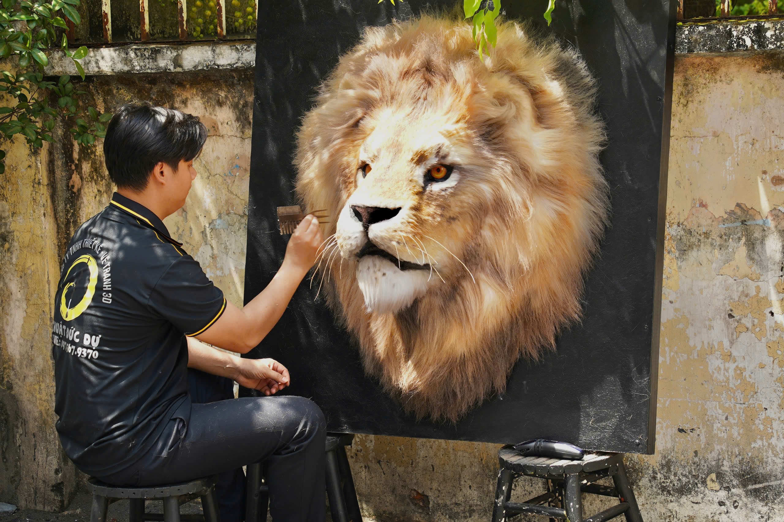 Ngoài mô hình con hổ, anh Dự cũng vừa hoàn thành xong mô hình đầu sư tử hết sức tinh tế và đẹp mắt. 