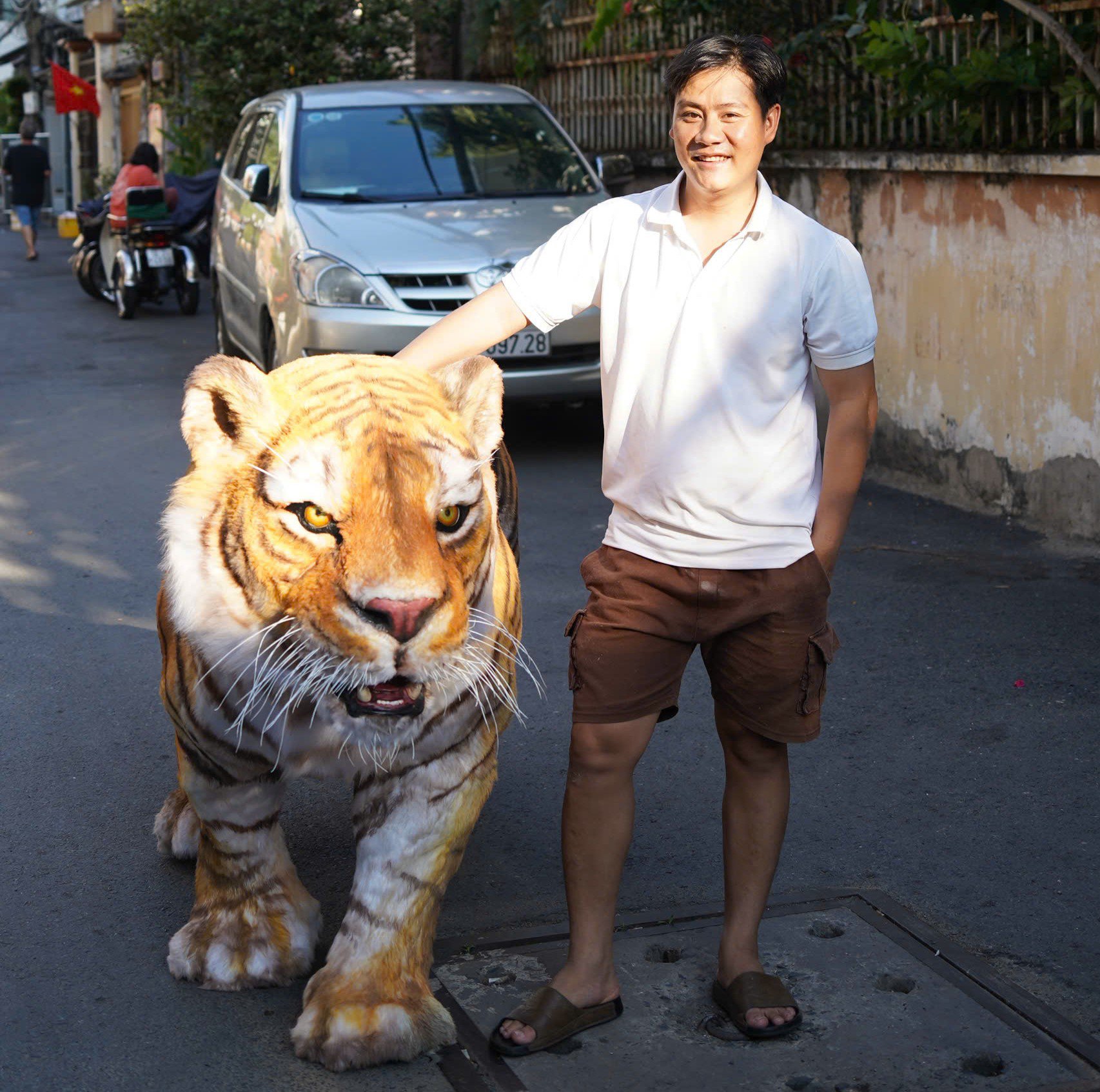 “Hơn 10 năm chuyên vẽ tranh 3D, tranh tường, tranh vải… lần này tôi muốn thử sức tay nghề của mình với sản phẩm tạo hình các con vật, linh vật. Lần đầu tiên làm, cũng không được ai chỉ dạy, vừa làm vừa sửa nên phải mất hơn 1 tháng tác phẩm này mới hoàn thành”, anh Dự nói.