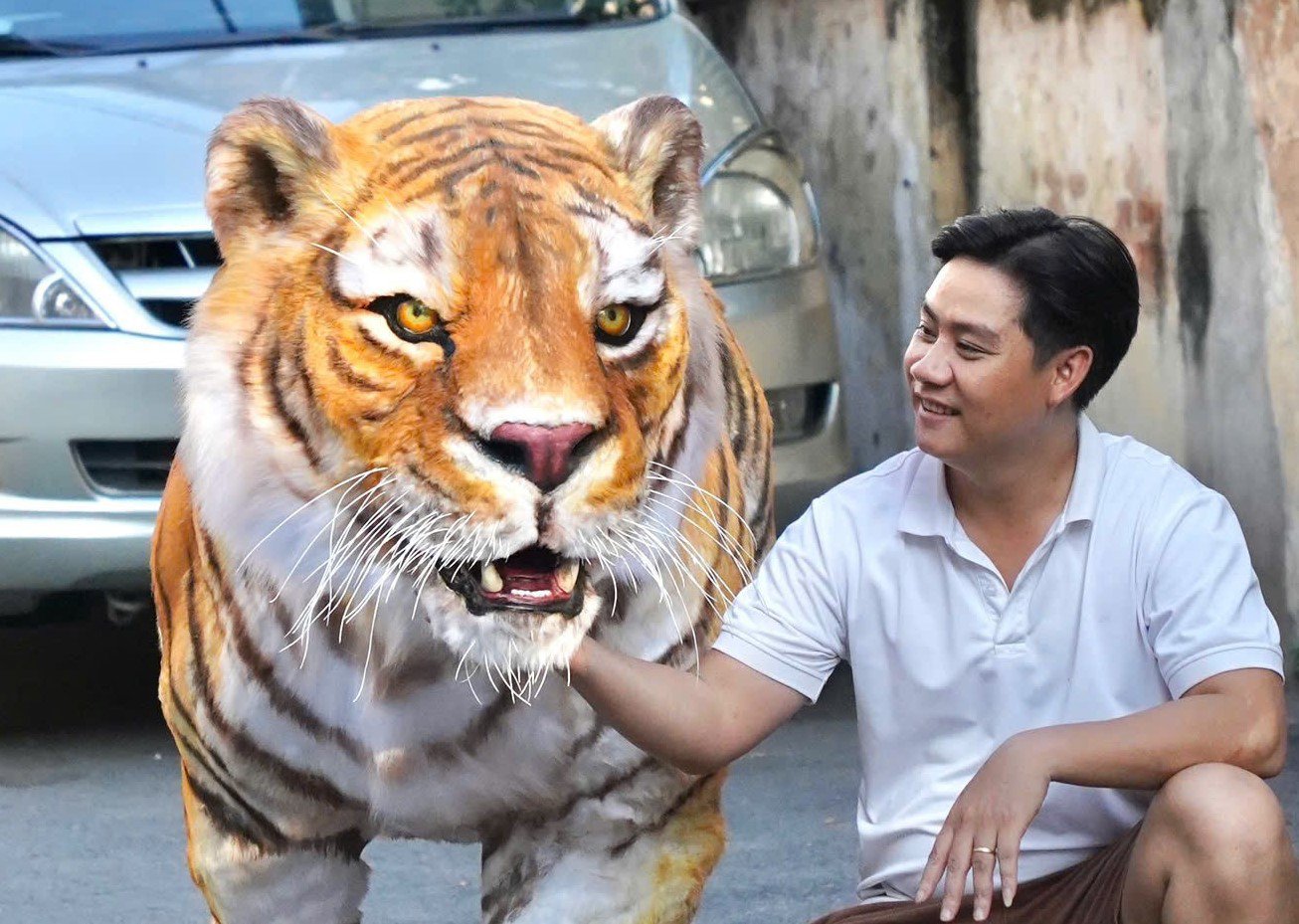 Mô hình được dựng bằng khung xốp, sau đó tiến hành đắp xi măng để định hình cơ bắp, kết cấu thân thể. Theo anh Dự, từ khâu lên ý tưởng, vẽ phác thảo, tạo hình, gắn lông, lên màu… đều được làm thủ công bằng tay, không sử dụng khuôn hay máy móc.