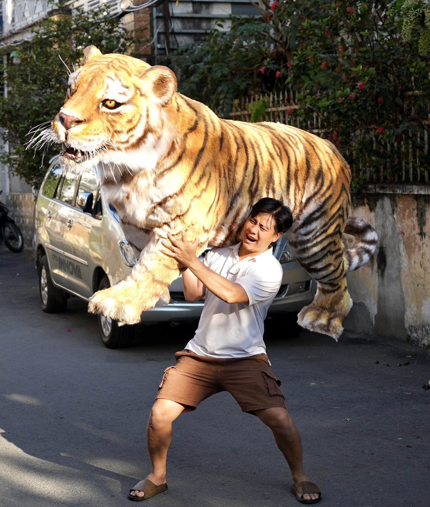 Sau hơn 1 tháng, mô hình hổ sống động như thật được anh Dự hoàn thiện với chi phí khoảng 40 triệu đồng.