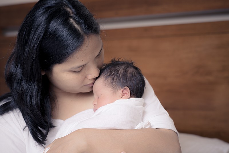 Phụ huynh có thể là người lành mang trùng, lây cho trẻ thông qua ôm hôn. Ảnh: Shutterstock