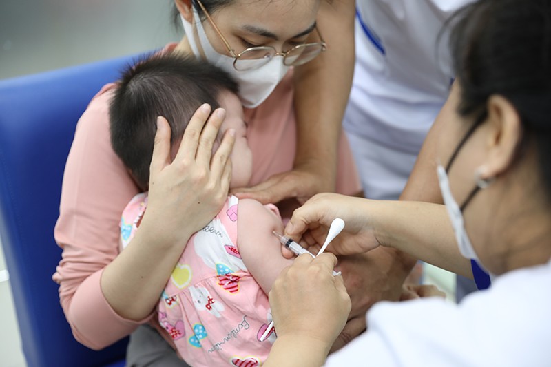 Trẻ nhỏ và thanh thiếu niên cần chủng ngừa đầy đủ cả 5 nhóm huyết thanh gây bệnh não mô cầu. Ảnh: Mộc Miên