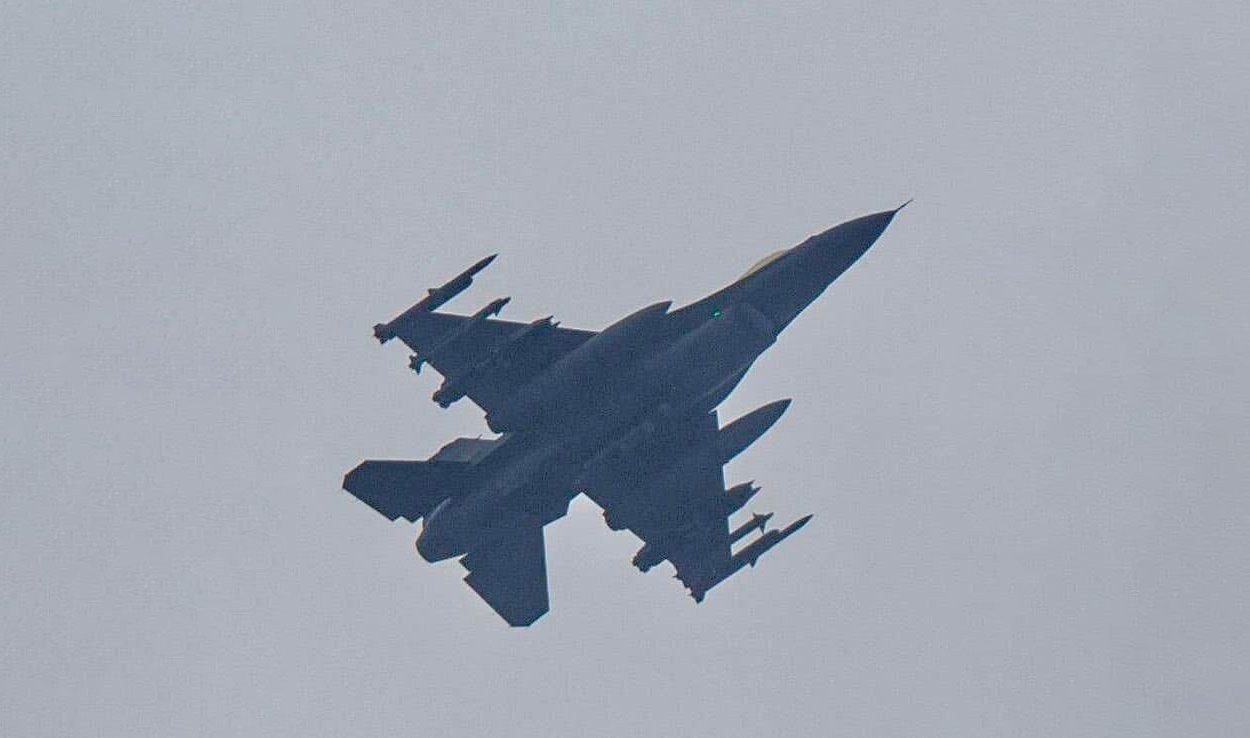 Chiến đấu cơ F-16 do Ukraine vận hành, được trang bị bom SDB và tên lửa AIM-120, cùng tên lửa AIM-9. Ảnh: Militarnyi.