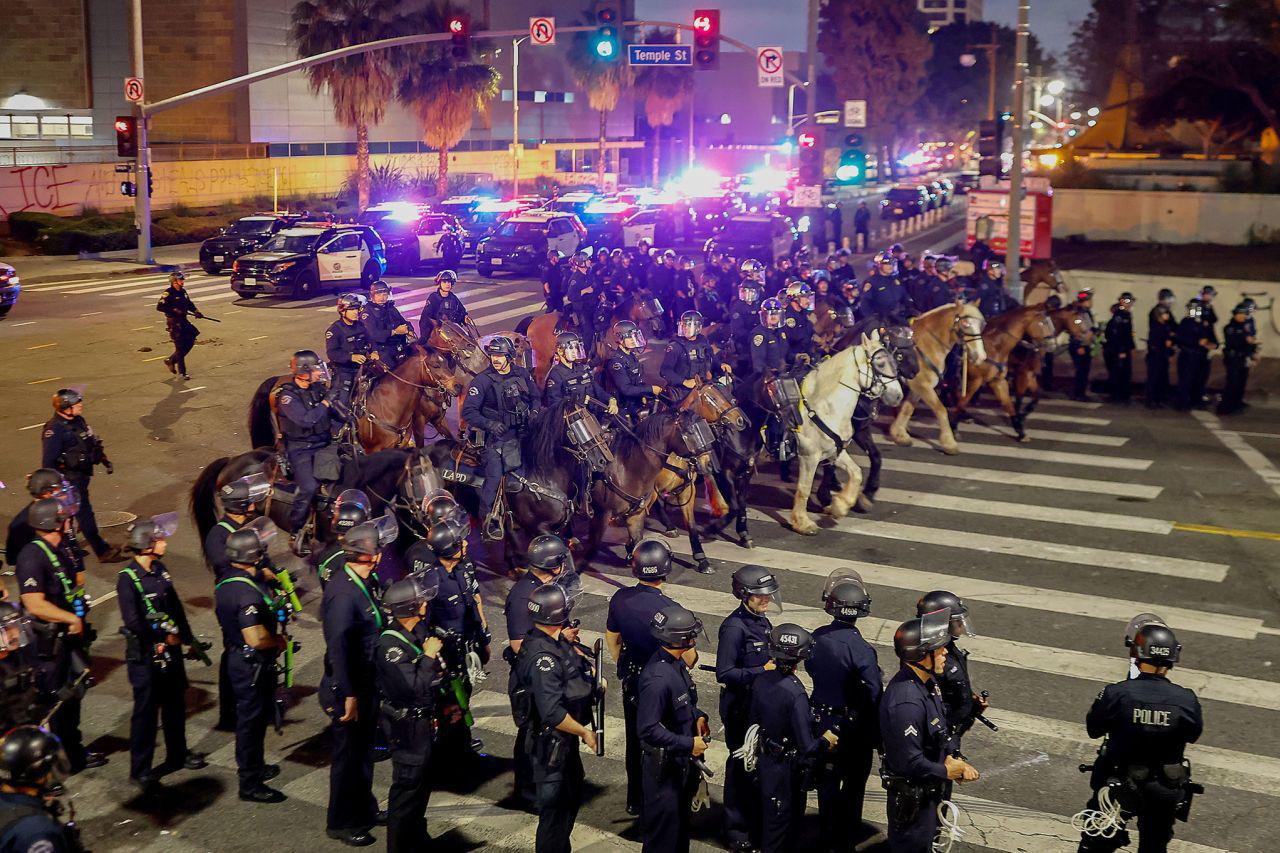 Lực lượng cảnh sát trấn áp biểu tình bạo loạn ở Los Angeles (ảnh: Getty)