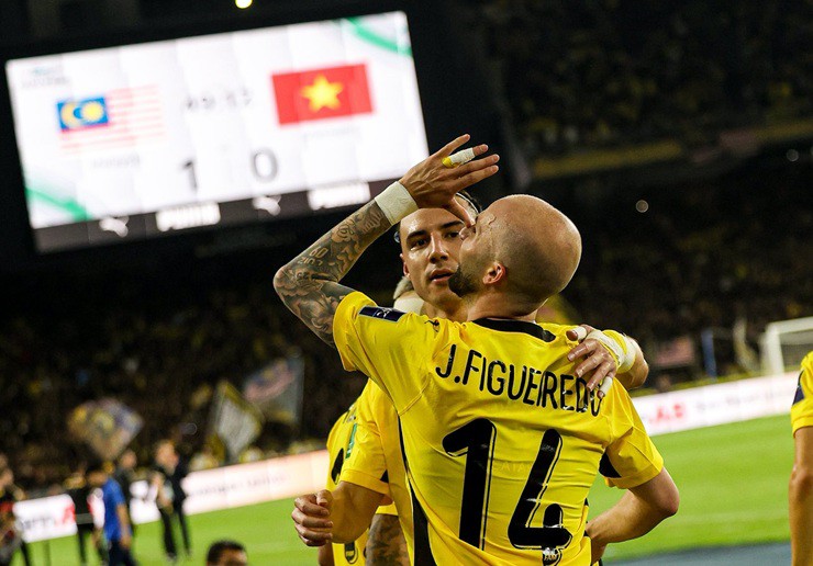 Joao Figueiredo cùng đồng đội ăn mừng khi ghi bàn thắng mở tỷ số cho ĐT Malaysia - Ảnh FAM