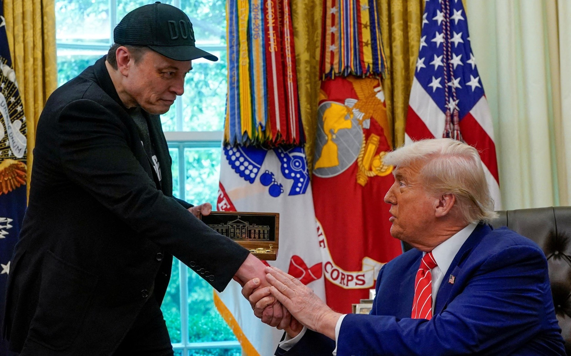 Ông Musk bắt tay ông Trump trong buổi lễ chia tay ở Nhà Trắng. Ảnh: Reuters