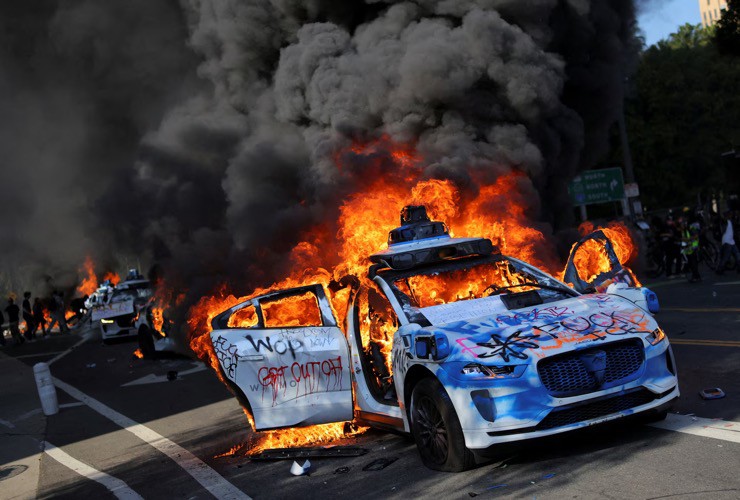 Cuộc biểu tình ở Los Angeles hiện vẫn đang diễn biến phức tạp. Ảnh: Reuters.