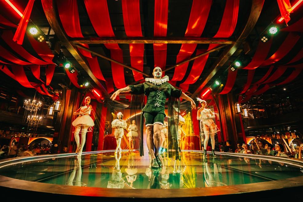 Show diễn mới trên đỉnh Bà Nà gây ấn tượng bởi hình ảnh “tuyệt đối điện ảnh” - 1