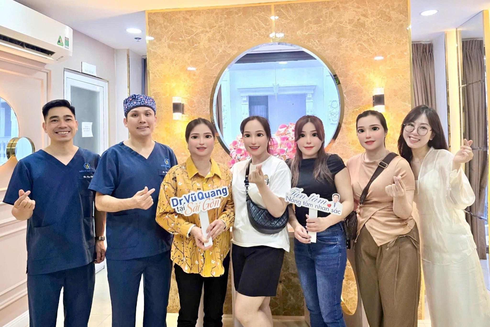 Ekip ThS.BS Vũ Quang kỷ niệm cùng khách hàng TP.HCM
