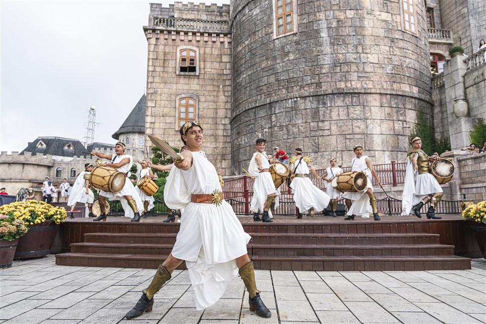 Show diễn mới trên đỉnh Bà Nà gây ấn tượng bởi hình ảnh “tuyệt đối điện ảnh” - 8
