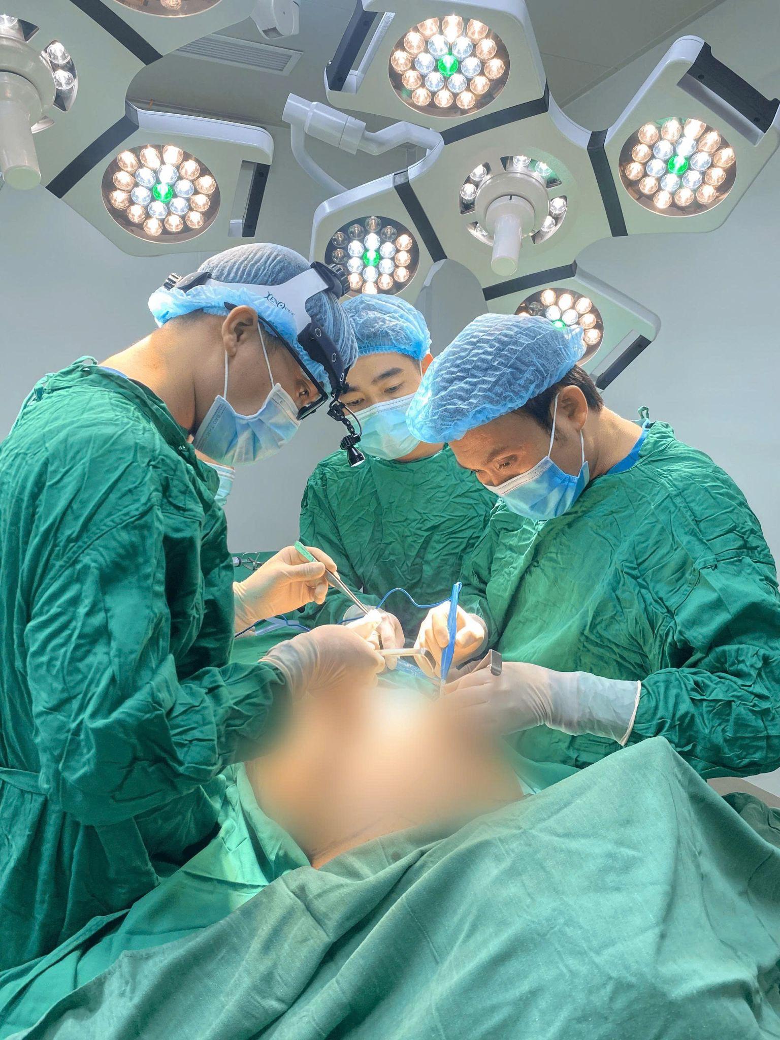 Ekip bác sĩ Vũ Quang tại TP.HCM
