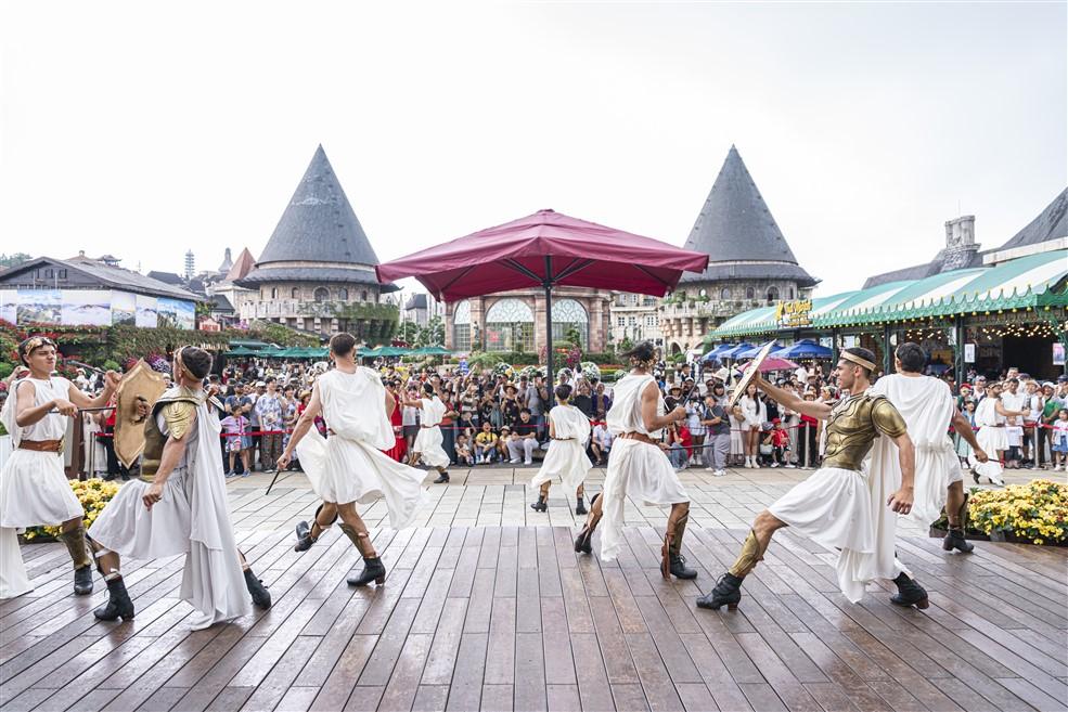 Show diễn mới trên đỉnh Bà Nà gây ấn tượng bởi hình ảnh “tuyệt đối điện ảnh” - 9