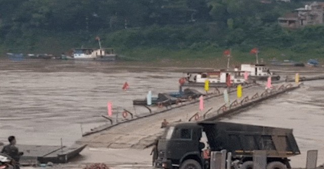 Cắt khẩn cấp cầu phao Phong Châu