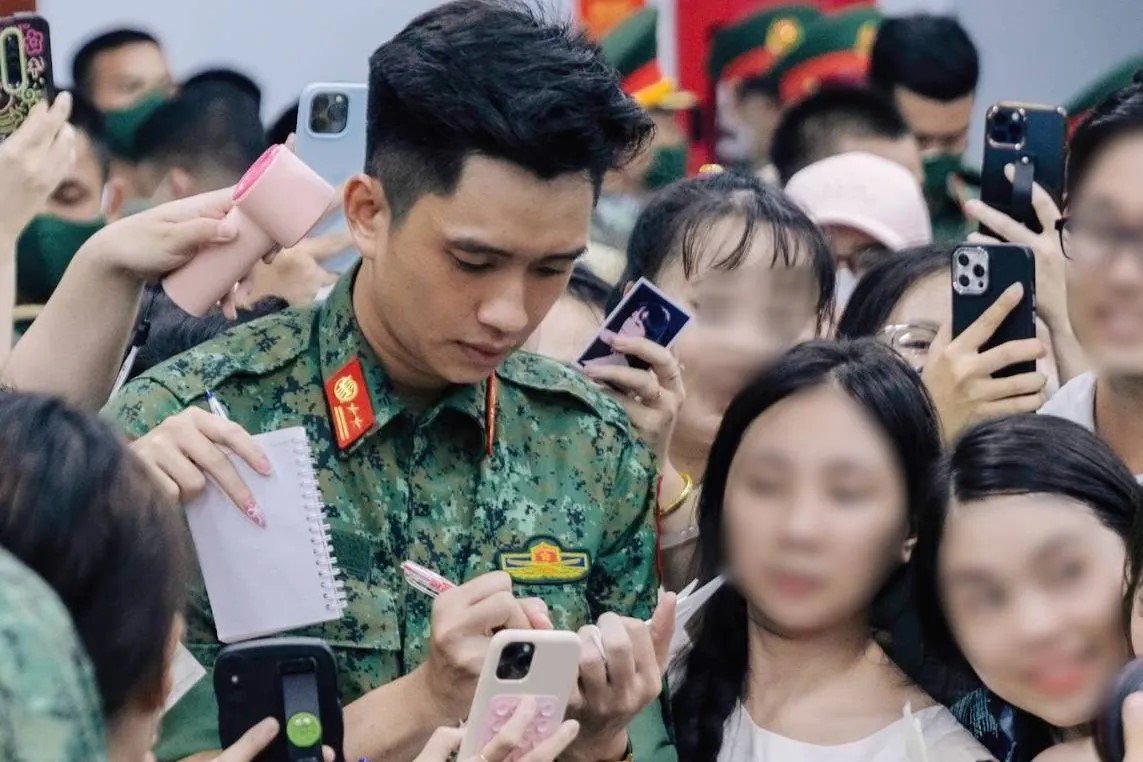 Thấy gì từ tình trạng hàng nghìn người đổ xô ra ga tàu, vây quanh nam thần quân đội? - 3