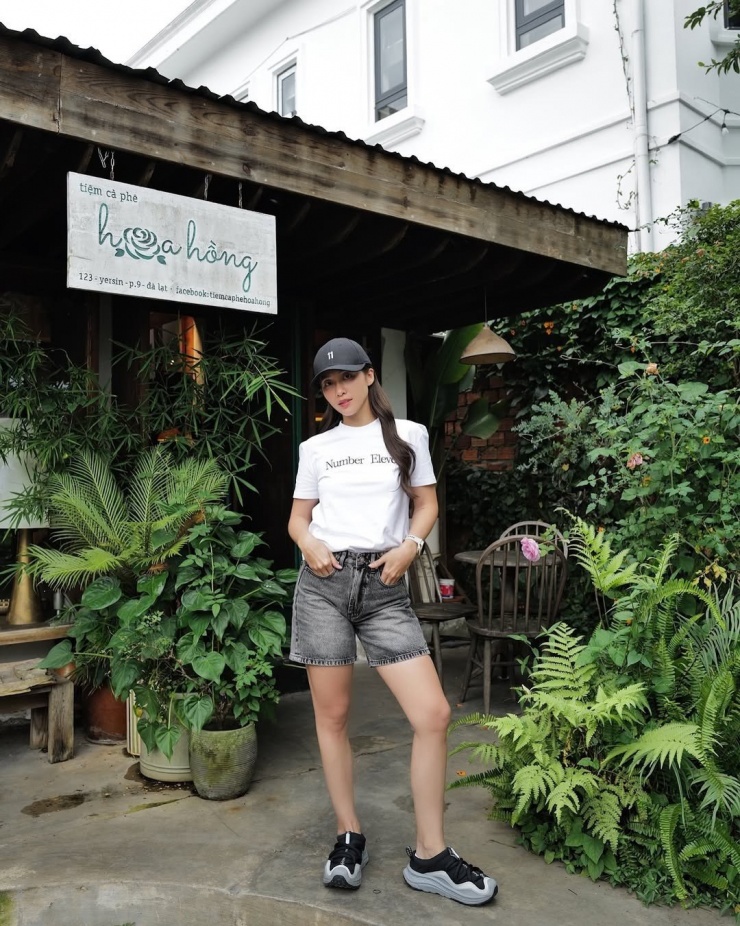Từ đó đến đầu năm nay, Khả Ngân dường như im ắng hơn, ít xuất hiện tại các sự kiện giải trí, chỉ cập nhật cuộc sống trên MXH. Người đẹp sinh năm 1997 chủ yếu tập trung vào bản thân, thường xuyên đi du lịch, đăng clip tập luyện thể thao thay vì hé lộ những dự án mới.