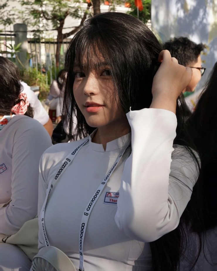 Mỗi mùa tổng kết năm học, hình ảnh các nữ sinh trong tà áo dài trắng lại được lan tỏa khắp mạng xã hội. Năm nay, một nữ sinh nổi bật với vẻ đẹp trong veo và nụ cười rạng rỡ đã chiếm trọn spotlight trong buổi lễ bế giảng tại một trường THPT ở Đà Nẵng.