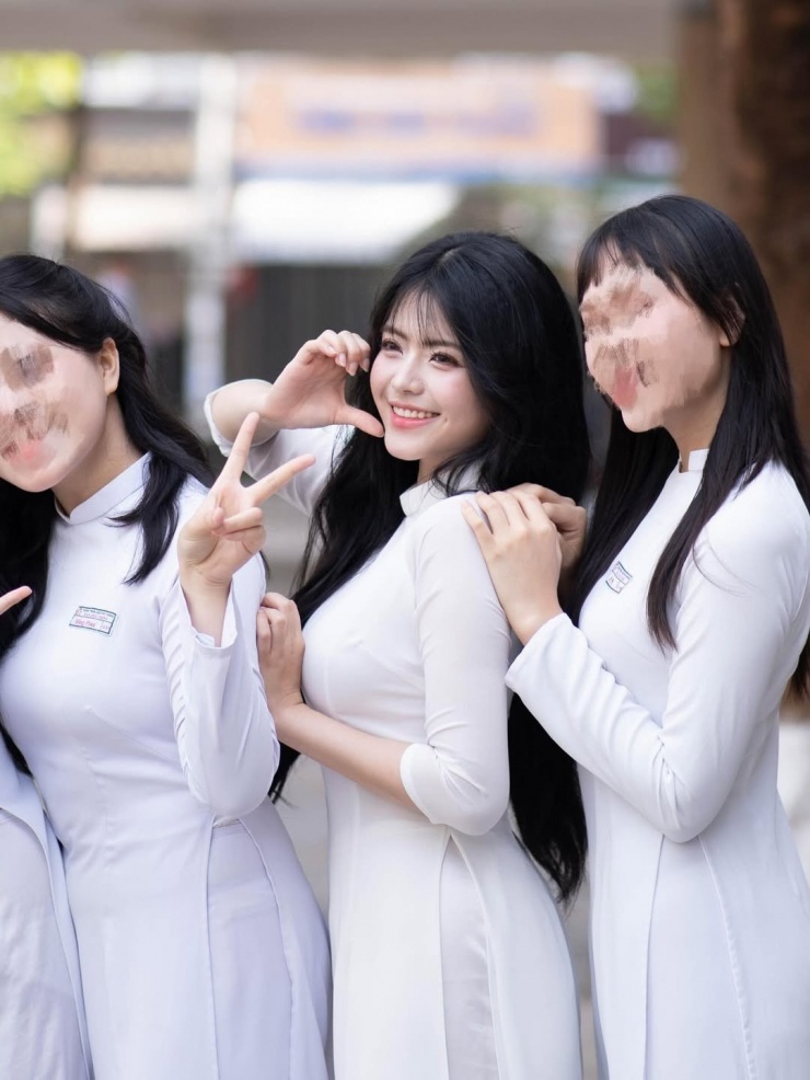 Nụ cười tỏa nắng với chiếc má lúm nhỏ xinh khiến người đối diện phải "tan chảy".