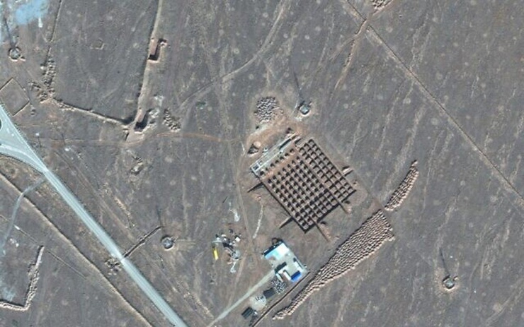 Cho đến nay, báo chí tin rằng các cơ sở làm giàu uranium chính cho chương trình hạt nhân của Iran bao gồm Nhà máy làm giàu nhiên liệu Natanz (FEP) có độ sâu từ 2 đến 22 mét, và Nhà máy làm giàu nhiên liệu Fordow (FFEP) ở độ sâu 80 - 90 mét dưới lòng đất.