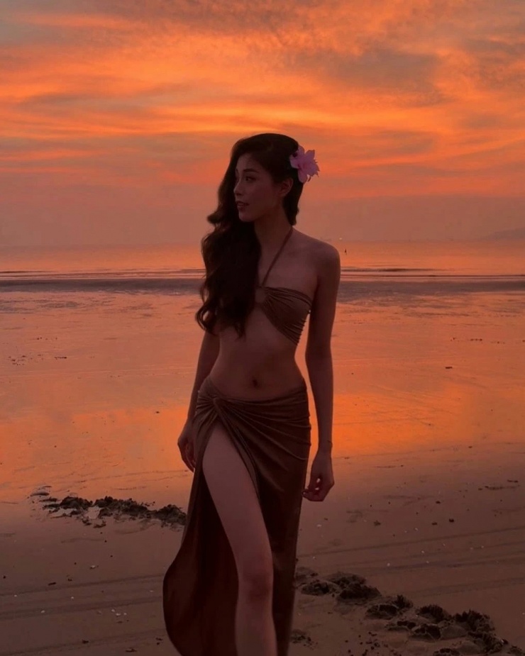 Thần thái sang chảnh cùng body không góc chết của Thu Huyền khiến người đối diện không thể rời mắt.