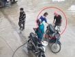 Clip: Cô gái bán xăng khiến hai thanh niên "đứng hình" với pha mở cốp vi diệu