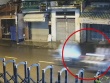 Camera ghi cảnh truy đuổi trước khi hai xe máy lao vào nhà dân