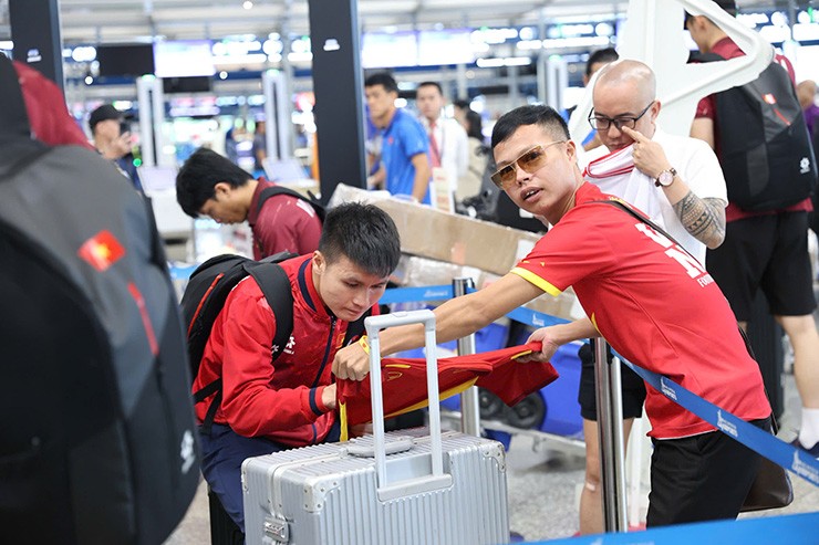 Dù vậy, tiền vệ này&nbsp;và đồng đội&nbsp;vẫn nhiệt tình ký tặng người hâm mộ