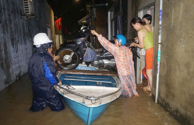 Người dân đưa xe máy đi tránh ngập ở Mẹ Suốt