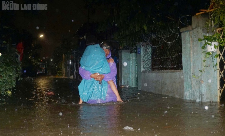 Nhiều ngôi nhà ngập sâu, người dân di tản trong đêm