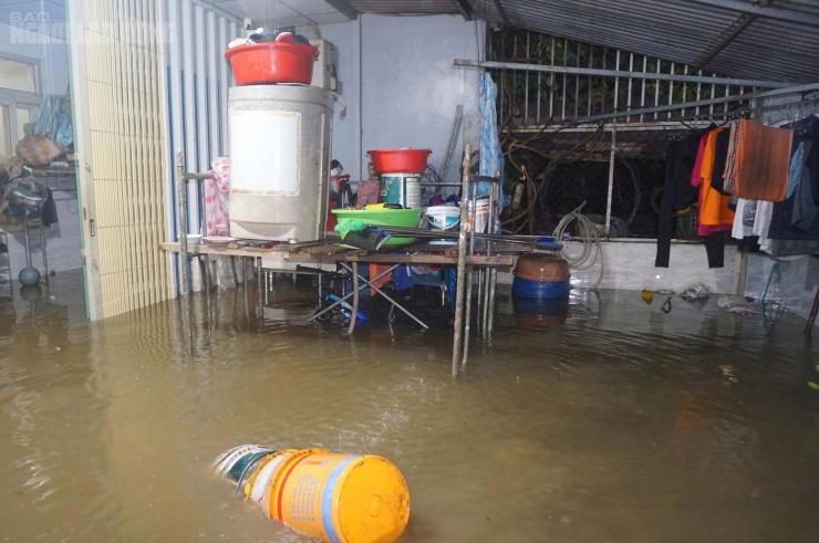 Đồ đạc được kê lên cao để tránh hư hỏng do ngập lụt