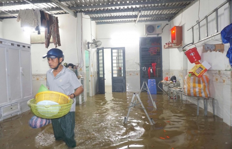 Đồ dùng sinh hoạt được chất vội lên cao khi nước bất ngờ dâng cao lúc nửa đêm