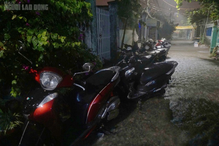 Người dân đưa xe máy đến khu vực cao để tránh ngập nước