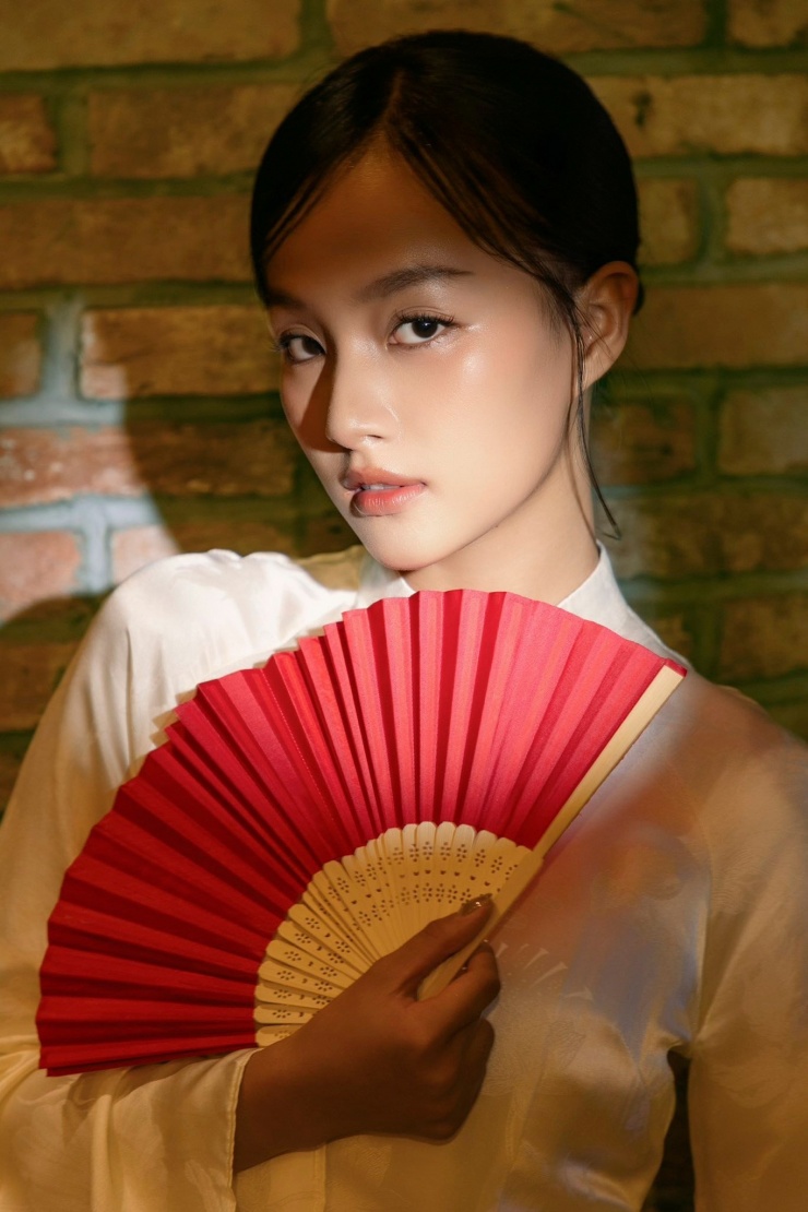 Diễn viên Phương Thanh chia sẻ với VietNamNet: "Khi được chọn đóng vai chính trong phim điện ảnh đầu tay, đó vừa là cơ hội vừa là áp lực. Đây là vai nặng đô trong lần đầu đóng phim điện ảnh. Thời điểm đó tôi có nhiều câu hỏi: Không biết mình có làm được không? Sự lựa chọn của mọi người có chính xác? Và tôi chỉ cố gắng làm việc thật tốt. Tôi nghiên cứu kịch bản, xây dựng nhân vậy mỗi ngày, mục tiêu duy nhất là làm nhân vật Lan thật tốt".&nbsp;