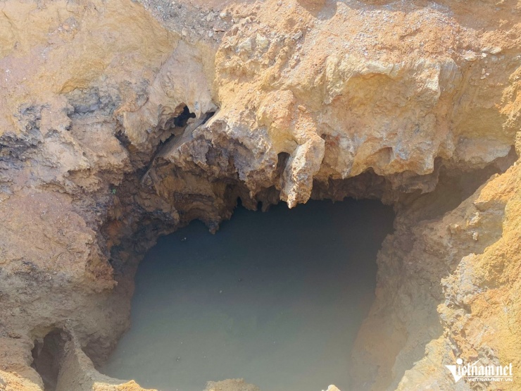 Cấu trúc ngầm karst phức tạp, tiềm ẩn nguy cơ tiếp tục sụt lún.&nbsp;