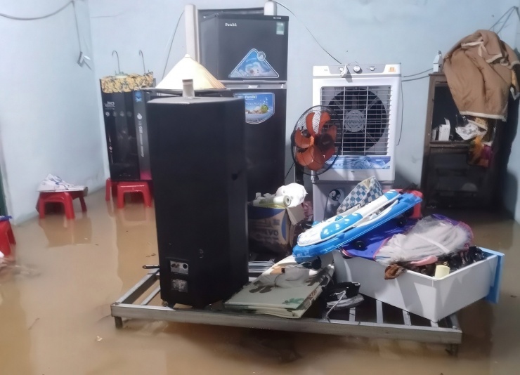 Người dân kê tài sản lên cao để tránh bị nước lũ làm hư hỏng. Ảnh: N.X