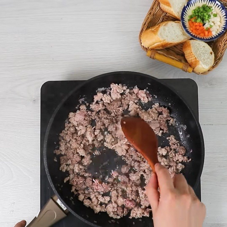 Bắc chảo lên bếp mở lửa vừa, thêm 1 muỗng canh dầu ăn rồi phi thơm hành tím.