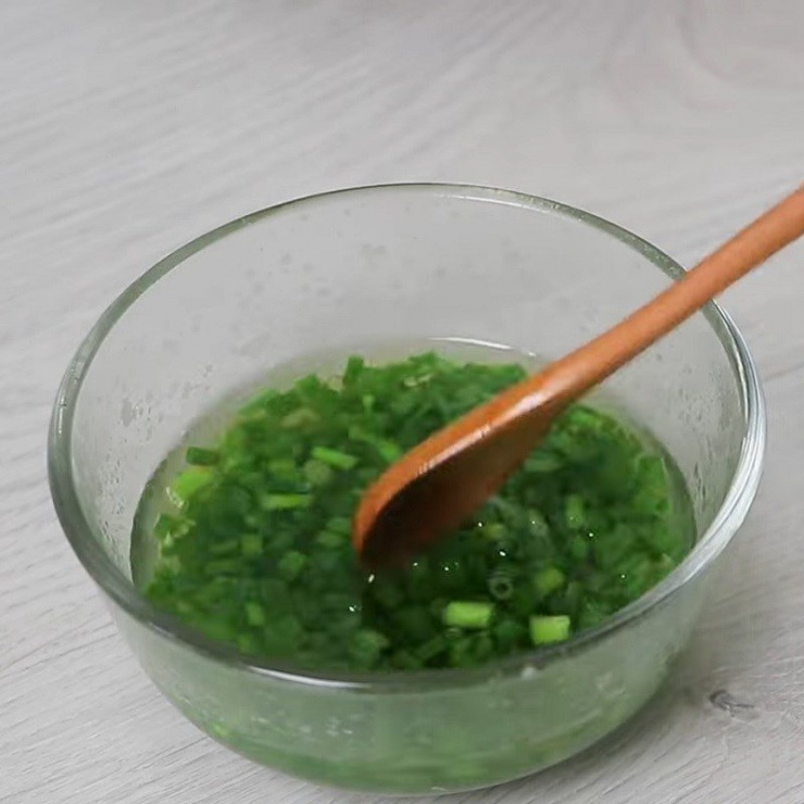 Làm mỡ hành: Cho vào chén hành lá, 1/2 muỗng cà phê muối, 1 muỗng cà phê đường, dội vào 2 muỗng canh dầu đun sôi.