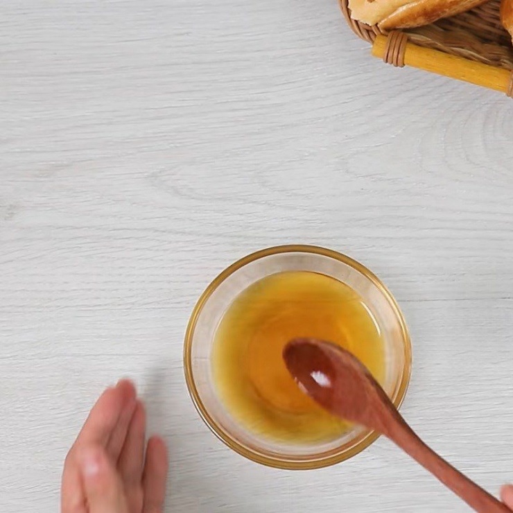 Làm nước mắm: Cho vào chén 2 muỗng canh đường, 1 muỗng canh nước ấm, 1 muỗng canh nước mắm, khuấy đều.