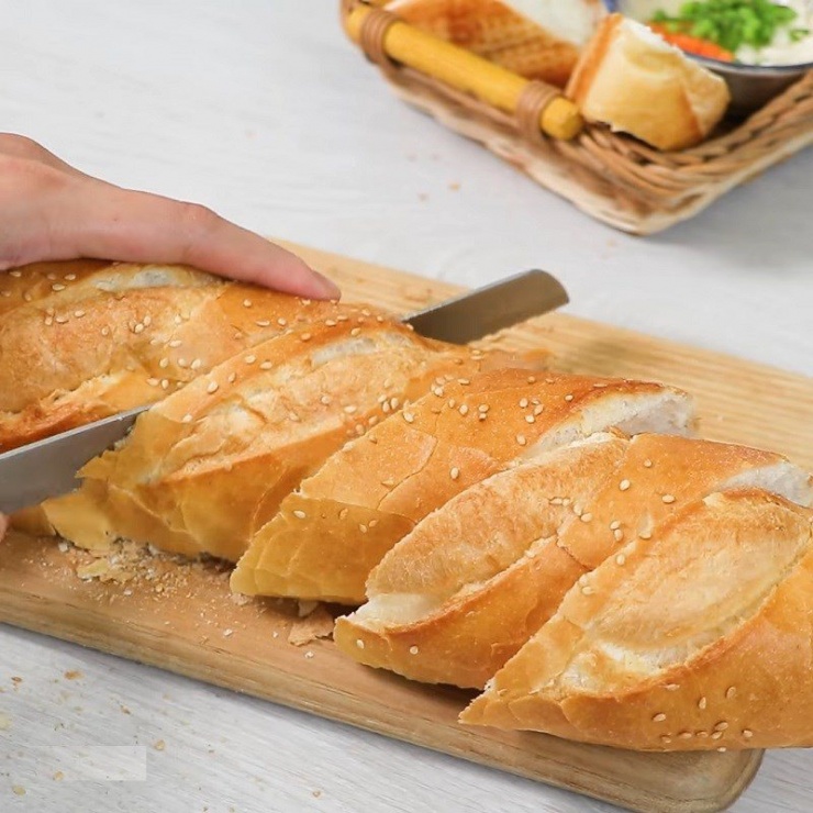 Cắt bánh mì thành từng lát vừa ăn, sau đó xịt nước 2 mặt bánh mì.