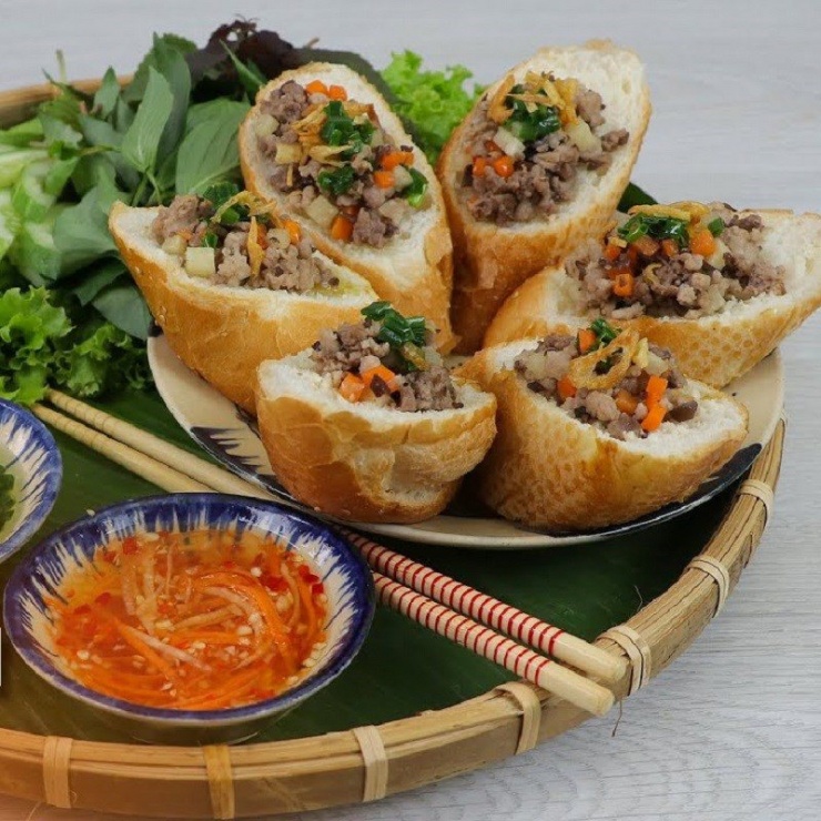Bánh mì hấp thịt băm bạn có thể ăn kèm các loại rau sống và nước mắm chua ngọt rất ngon.