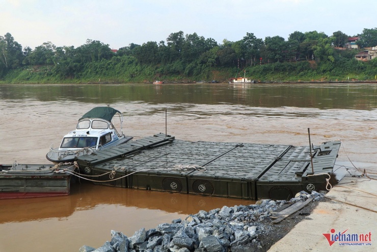Phà Phong Châu chưa thể vận hành do lưu tốc nước lớn. Ảnh: Đức Hoàng