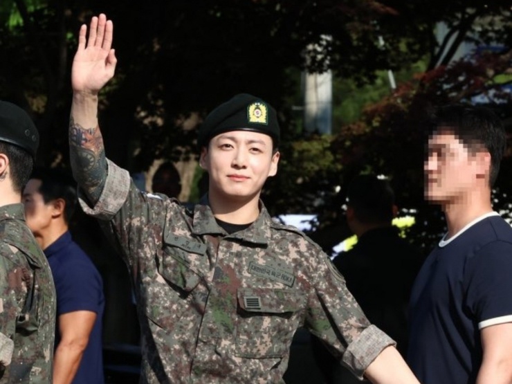 SỐC: Jungkook vừa xuất ngũ, fan cuồng đã đột nhập nhà giữa đêm! - 1