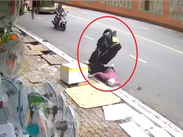 [CLIP] Người phụ nữ và xe máy lộn nhào, cắm đầu giữa đường