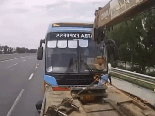 Khoảnh khắc xe đầu kéo gây tai nạn liên hoàn trên cao tốc Hà Nội - Hải Phòng khiến 2 người tử vong
