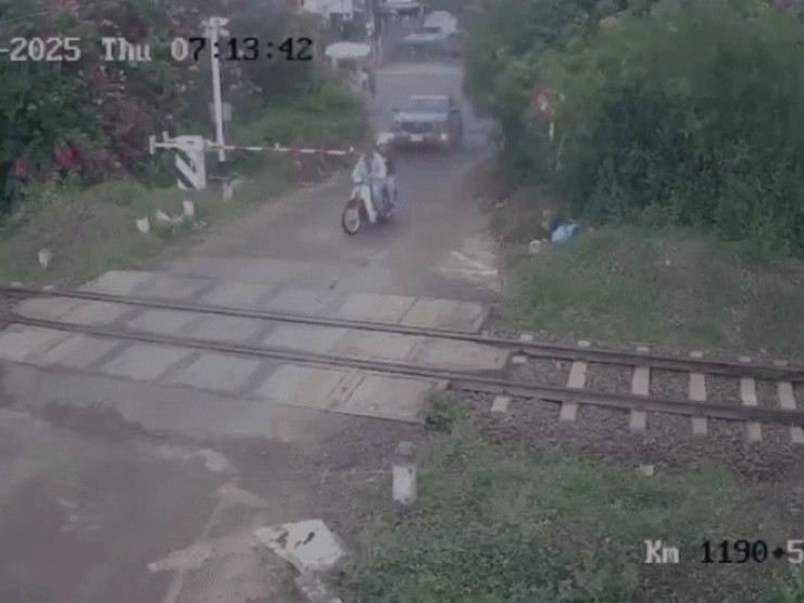 Tàu hỏa tông xe máy, hai người chết