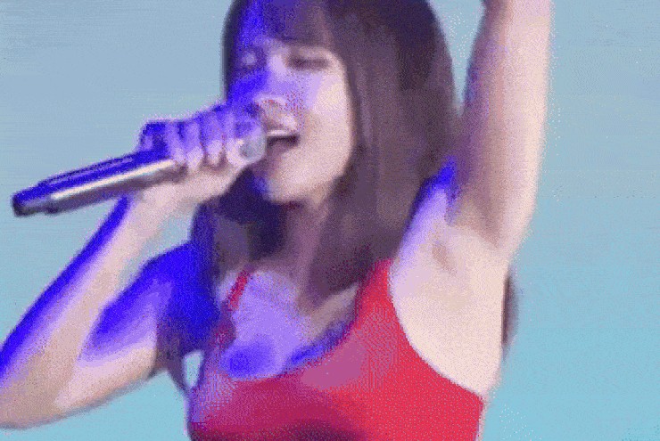Thiều Bảo Trâm gây bàn tán vì mặc sexy như đồ ngủ đến gặp fan